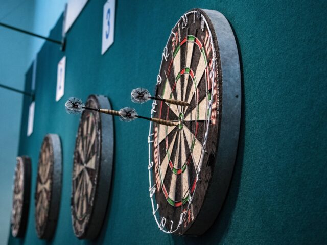 Dartboard leise montieren: Schall und Lärm reduzieren